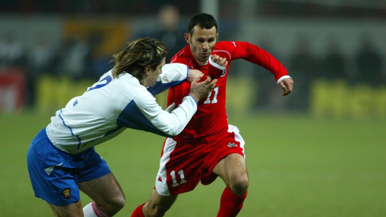 16 ноября 2003 года. Москва. Россия - Уэльс - 0:0. Вадим ЕВСЕЕВ против Райана ГИГГЗА. Фото Александр ФЕДОРОВ, 16 ноября 2003 года. Москва. Россия - Уэльс - 0:0. Вадим ЕВСЕЕВ против Райана ГИГГЗА. Фото Александр ФЕДОРОВ,