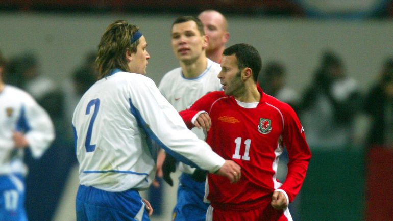 16 ноября 2003 года. Москва. Россия - Уэльс - 0:0. Райан ГИГГЗ атакует Вадима ЕВСЕЕВА. Фото Алексей ИВАНОВ, 16 ноября 2003 года. Москва. Россия - Уэльс - 0:0. Райан ГИГГЗ атакует Вадима ЕВСЕЕВА. Фото Алексей ИВАНОВ,