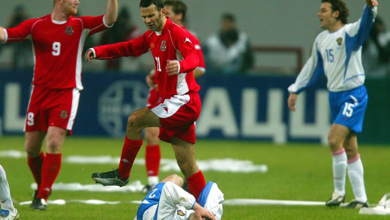 16 ноября 2003 года. Москва. Россия - Уэльс - 0:0. Райан ГИГГЗ атакует Вадима ЕВСЕЕВА. Фото Алексей ИВАНОВ, 16 ноября 2003 года. Москва. Россия - Уэльс - 0:0. Райан ГИГГЗ атакует Вадима ЕВСЕЕВА. Фото Алексей ИВАНОВ,