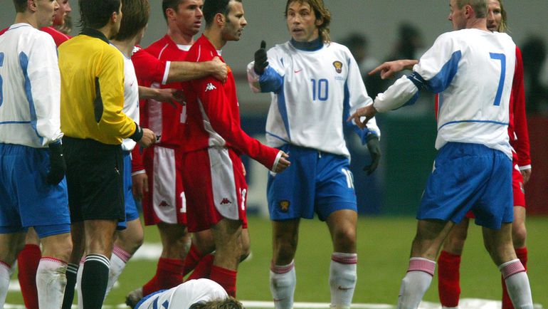 16 ноября 2003 года. Москва. Россия - Уэльс - 0:0. Только что Райан ГИГГЗ (№11) ударил Вадима ЕВСЕЕВА (на газоне) локтем в лицо. Бригада португальских арбитров оставила этот поступок безнаказанным. Фото Алексей ИВАНОВ, 16 ноября 2003 года. Москва. Россия - Уэльс - 0:0. Только что Райан ГИГГЗ (№11) ударил Вадима ЕВСЕЕВА (на газоне) локтем в лицо. Бригада португальских арбитров оставила этот поступок безнаказанным. Фото Алексей ИВАНОВ,