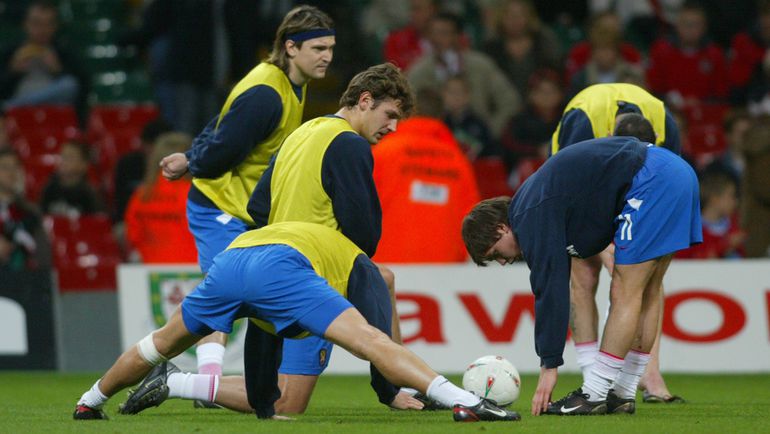 19 ноября 2003 года. Кардифф. Уэльс - Россия - 0:1. Вадим ЕВСЕЕВ вместе с партнерами на разминке перед игрой. Фото Александр ФЕДОРОВ, 19 ноября 2003 года. Кардифф. Уэльс - Россия - 0:1. Вадим ЕВСЕЕВ вместе с партнерами на разминке перед игрой. Фото Александр ФЕДОРОВ,