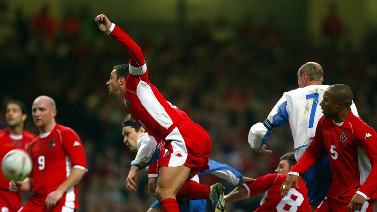 19 ноября 2003 года. Кардифф. Уэльс - Россия - 0:1. Гол Вадима ЕВСЕЕВА. Фото Александр ФЕДОРОВ, 19 ноября 2003 года. Кардифф. Уэльс - Россия - 0:1. Гол Вадима ЕВСЕЕВА. Фото Александр ФЕДОРОВ,