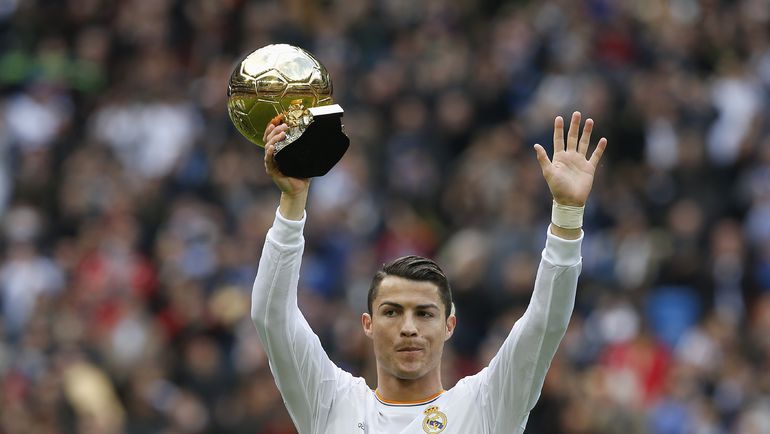 КРИШТИАНУ РОНАЛДУ в одной руке держит свой КРИШТИАНУ РОНАЛДУ в одной руке держит свой