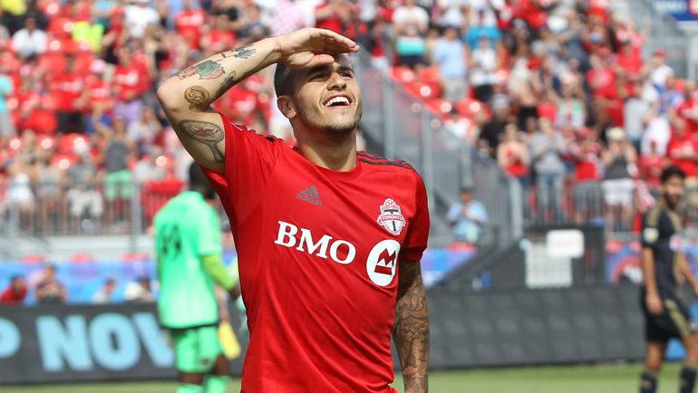 Нападающий Нападающий