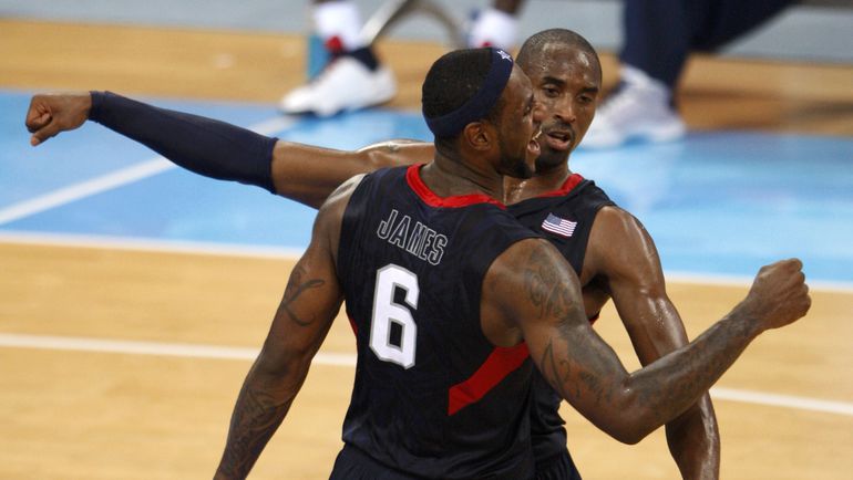 Коби БРАЙАНТ (справа) и Леброн ДЖЕЙМС в олимпийском Пекине-2008. Фото REUTERS Коби БРАЙАНТ (справа) и Леброн ДЖЕЙМС в олимпийском Пекине-2008. Фото REUTERS