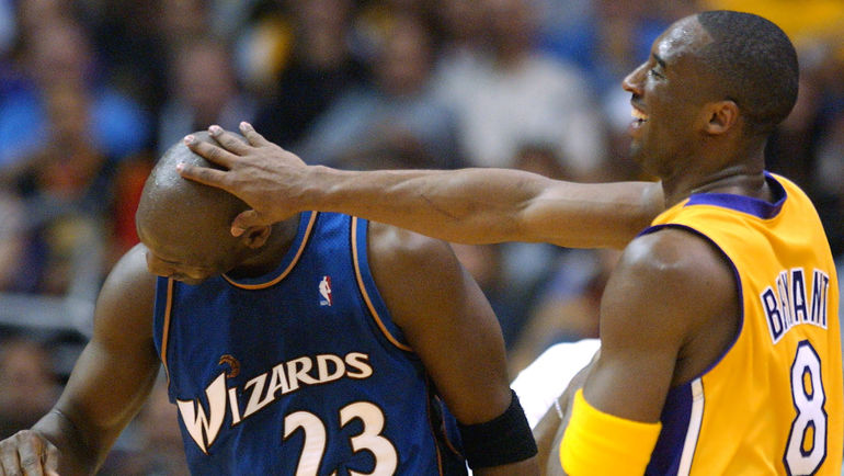 2003 год. Коби БРАЙАНТ (справа) и Майкл ДЖОРДАН. Фото REUTERS 2003 год. Коби БРАЙАНТ (справа) и Майкл ДЖОРДАН. Фото REUTERS