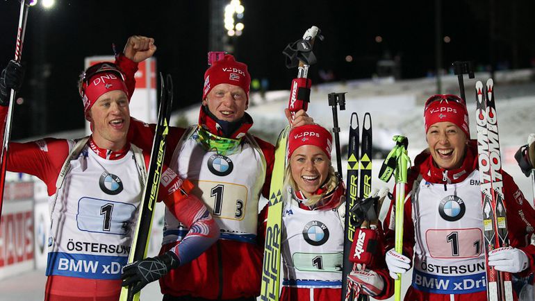 Тириль ЭКХОФ (вторая справа) помогла сборной Норвегии выиграть смешанную эстафету. Фото СБР Тириль ЭКХОФ (вторая справа) помогла сборной Норвегии выиграть смешанную эстафету. Фото СБР