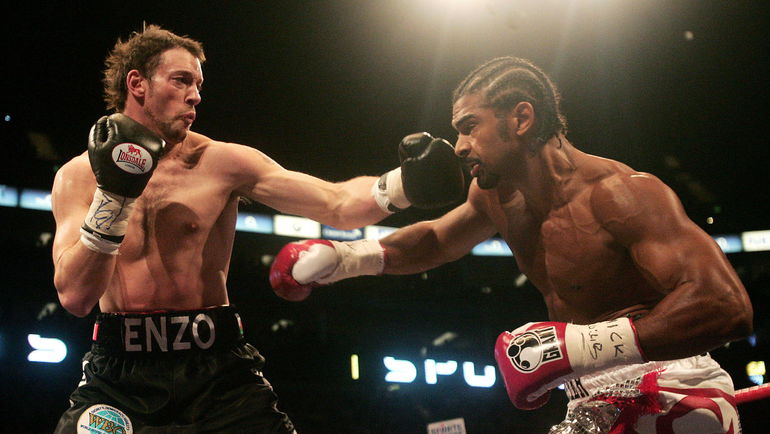 9 марта 2008 года. Энцо МАККАРИНЕЛЛО (слева) в борьбе с Дэвидом ХЭЕМ. Фото AFP 9 марта 2008 года. Энцо МАККАРИНЕЛЛО (слева) в борьбе с Дэвидом ХЭЕМ. Фото AFP