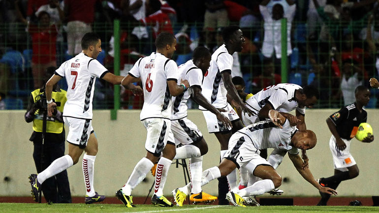 16 ноября 2013 года. Малабо. Игроки сборной Экваториальной Гвинеи поздравляют Джимми БЕРМУДЕСА (справа) с голом в ворота Испании в товарищеском матче. Фото AFP 16 ноября 2013 года. Малабо. Игроки сборной Экваториальной Гвинеи поздравляют Джимми БЕРМУДЕСА (справа) с голом в ворота Испании в товарищеском матче. Фото AFP