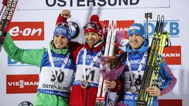 Среда. Эстерсунд. Победитель индивидуальной гонки Оле Эйнар БЬОРНДАЛЕН (в центре), серебряный призер Симон ШЕМП (слева) и бронзовый призер Алексей ВОЛКОВ.