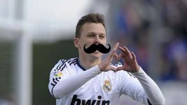 Денис ЧЕРЫШЕВ с нарисованными усами.