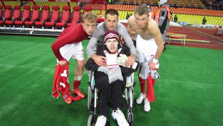 ...и с Сергеем БРЫЗГАЛОВЫМ, Артемом РЕБРОВЫМ и Евгением МАКЕЕВЫМ. Фото из архива Александра Сергеева ...и с Сергеем БРЫЗГАЛОВЫМ, Артемом РЕБРОВЫМ и Евгением МАКЕЕВЫМ. Фото из архива Александра Сергеева