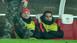 Роман ШИРОКОВ (справа) весной на скамейке