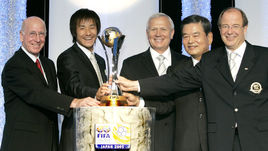 30 июля 2005 года. Токио. Вячеслав КОЛОСКОВ (третий слева) на жеребьевке клубного чемпионата мира в Японии.