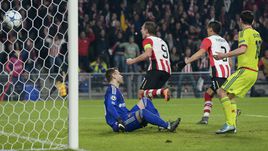 Сегодня. Эйндховен. ПСВ – ЦСКА – 2:1. 78-я минута. Только что Люк ДЕ ЙОНГ (№ 9) отправил первый мяч в ворота Игоря АКИНФЕЕВА.