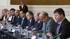 Президент клуба городов-хозяев Фредерик ЖИЛЬ, мэр Бордо Ален ЖЮППЕ, глава оргкомитета Euro-2016 Жак ЛАМБЕР и президент Французской федерации футбола Ноэль ЛЕ ГРЭТ (справа налево).