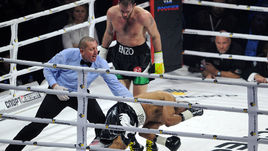 Суббота. Москва. Энцо МАККАРИНЕЛЛИ отправил Роя ДЖОНСА в нокаут.