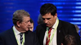 Главный тренерсборной Англии Рой ХОДЖСОН и его коллега из Уэльса Крис КОУЛМАН.