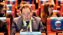 Суббота. Париж. Главный тренер сборной России Леонид СЛУЦКИЙ.