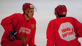 Понедельник. Москва. Тренировка сборной России. Питерские армейцы Вадим ШИПАЧЕВ (слева) и Евгений ДАДОНОВ в национальной команде будут снабжать передачами Сергея Мозякина.