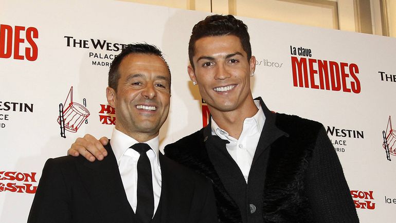 Один из самых влиятельных агентом мира Жорже МЕНДЕШ со своим главным активом КРИШТИАНУ РОНАЛДУ. Фото REUTERS Один из самых влиятельных агентом мира Жорже МЕНДЕШ со своим главным активом КРИШТИАНУ РОНАЛДУ. Фото REUTERS