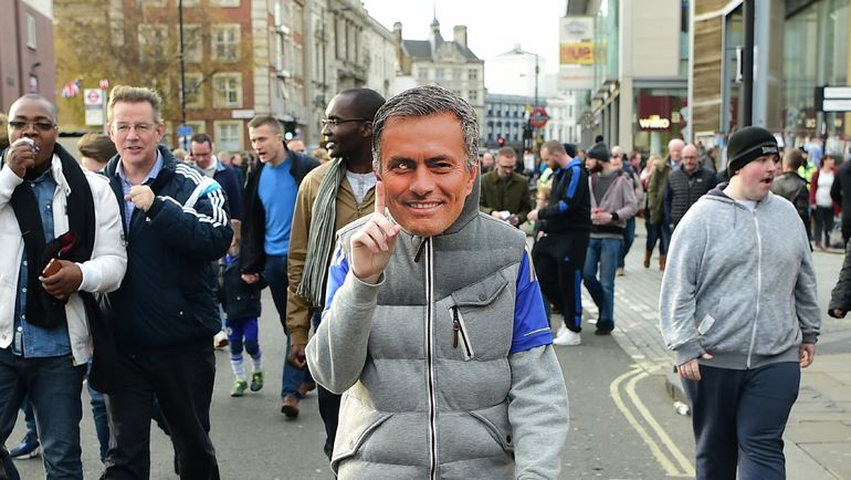 Болельщик в маске Жозе Моуринью. Фото AFP Болельщик в маске Жозе Моуринью. Фото AFP