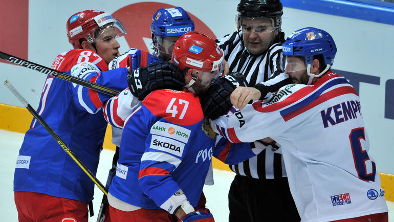 Воскресенье. Москва. Россия - Чехия - 2:4. Александр РАДУЛОВ (№47) в схватке с соперником. Фото REUTERS Воскресенье. Москва. Россия - Чехия - 2:4. Александр РАДУЛОВ (№47) в схватке с соперником. Фото REUTERS