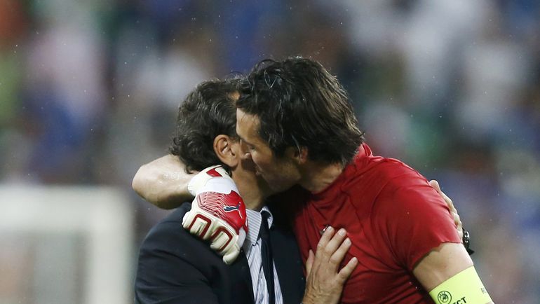Чезаре ПРАНДЕЛЛИ в объятиях Джанлуиджи БУФФОНА. Фото REUTERS Чезаре ПРАНДЕЛЛИ в объятиях Джанлуиджи БУФФОНА. Фото REUTERS