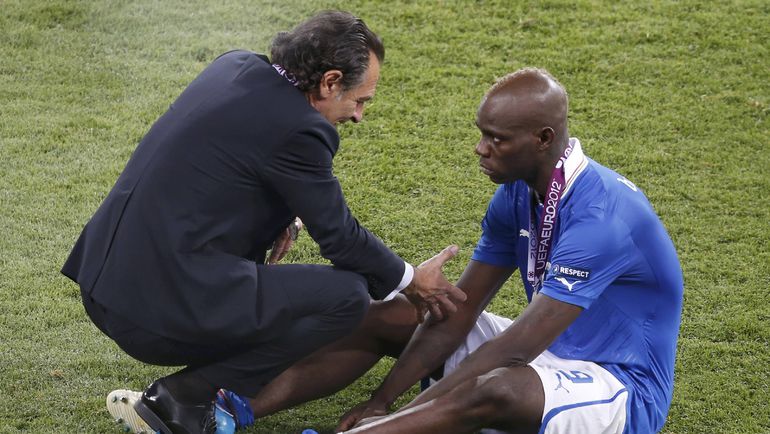 1 июля 2012 года. Киев. Испания – Италия – 4:0. Чезаре ПРАНДЕЛЛИ успокаивает Марио БАЛОТЕЛЛИ после разгрома в финальном матче Euro-2012. Фото REUTERS 1 июля 2012 года. Киев. Испания – Италия – 4:0. Чезаре ПРАНДЕЛЛИ успокаивает Марио БАЛОТЕЛЛИ после разгрома в финальном матче Euro-2012. Фото REUTERS