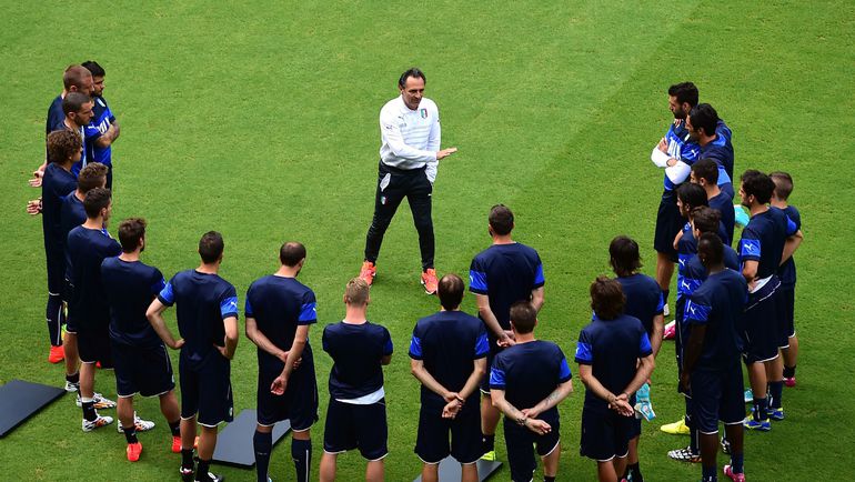 Чезаре ПРАНДЕЛЛИ руководит сборной Италии. Фото REUTERS Чезаре ПРАНДЕЛЛИ руководит сборной Италии. Фото REUTERS