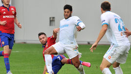 В борьбе нападающий