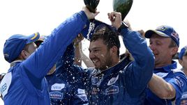 17 января 2015 года. Буэнос-Айрес. Айрат МАРДЕЕВ (в центре), Айдар БЕЛЯЕВ и Дмитрий СВИСТУНОВ празднуют победу на