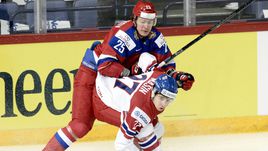 Сегодня. Хельсинки. Чехия - Россия - 1:2 Б. Нападающий российской сборной Александр ДЕРГАЧЕВ (слева) против защитника команды Чехии Доминика МАШИНА.