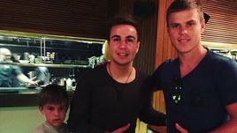 Кокорин с "фанатом". Как отдыхают футболисты РФПЛ