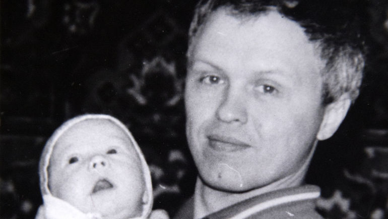 Александр КУЛИЖНИКОВ с новорожденным Павлом 21 год назад. Александр КУЛИЖНИКОВ с новорожденным Павлом 21 год назад.