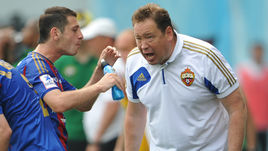 Главный тренер сборной России и ЦСКА Леонид СЛУЦКИЙ c полузащитником Аланом ДЗАГОЕВЫМ.