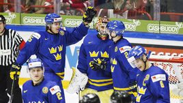 Четверг. Хельсинки. Канада - Швеция - 2:5. Сборная Швеции празднует победу над канадцами.