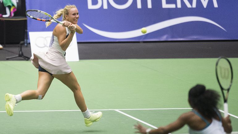 Каролин ВОЗНЯЦКИ и Серена УИЛЬЯМС. Фото AFP Каролин ВОЗНЯЦКИ и Серена УИЛЬЯМС. Фото AFP