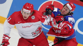 Суббота. Хельсинки. Россия - Дания - 4:3 ОТ. В борьбе Кристиан ЙЕНСЕН и Александр ДЕРГАЧЕВ.