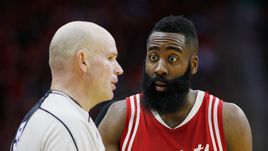 Лидер "Хьюстона" Джеймс ХАРДЕН (справа).