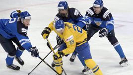 Сегодня. Хельсинки. Швеция - Финляндия - 1:2. Эдриан КЕМПЕ (№29) против Сами НИКУ (слева), Патрика ЛАЙНЕ и Нико МИККОЛЫ (№7).