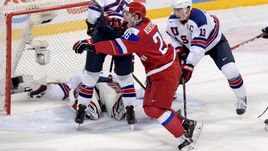 Сегодня. Хельсинки. Россия - США - 2:1. Радость автора победного гола Егора КОРШКОВА.