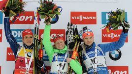 Победительницы спринтерской гонки на этапе Кубка мира в Рупольдинге: немка Франциска ХИЛЬДЕБРАНД (в центре), чешка Габриэла СОУКАЛОВА (слева) и финка Кайса МЯКЯРЯЙНЕН (справа).