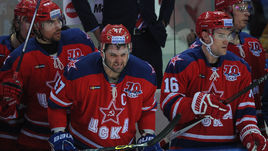 Сегодня. Москва. ЦСКА - СКА - 4:2. Автор одной из шайб московской команды Александр РАДУЛОВ (в центре).