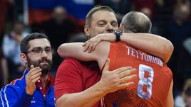 Главный тренер сборной России Владимир АЛЕКНО обнимает Сергея ТЕТЮХИНА.