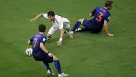 Форварды вроде Диегу КОСТЫ (в центре) жизни не представляют без симуляций. Часто они приводят к судейским ошибкам. На чемпионате мира в России будет иначе?