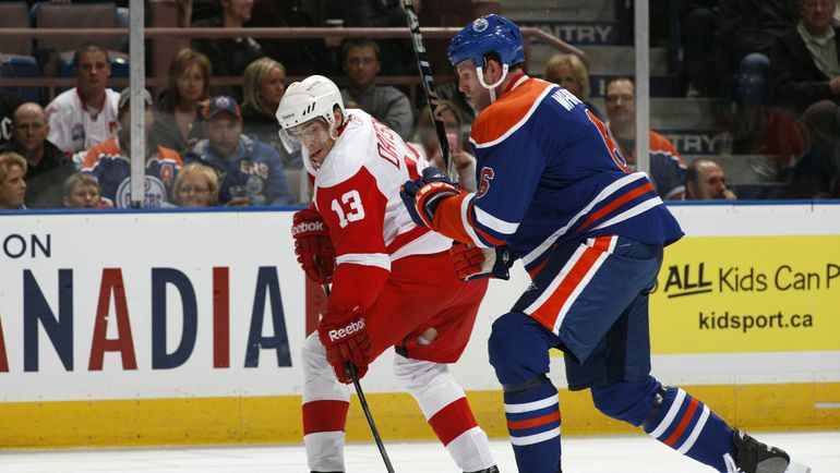 Райан УИТНИ в борьбе с Павлом ДАЦЮКОМ (№13).