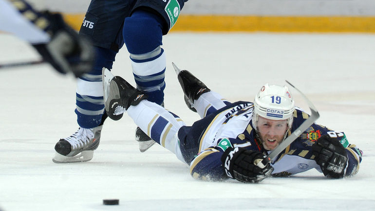 Райан УИТНИ.