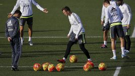 Денис ЧЕРЫШЕВ (в центре) - в