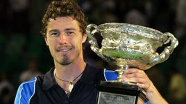 30 января 2005 года. Мельбурн. Марат САФИН с кубком победителя Australian Open.